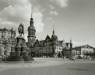 Reiterdenkmal König Johanns : Blick gegen das Reiterdenkmal König Johanns, den Chor der Kathedrale, das Schloß und die Altstädter Wache