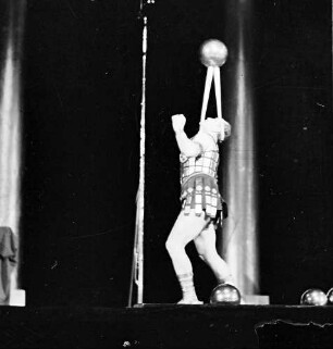 Scala: Achilles und Neumann; Kraftakt (balanciert Kugel)