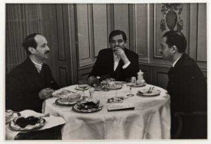 Französische Delegationsmitglieder und Pierre Laval während eines Frühstücks im Hotel des Bergues in Genf. von links: Alexis Léger, Pierre Laval, Rochal