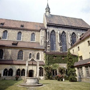 Regensburg. Ehemalige Minoritenklosterkirche St. Salvador. Blick auf den nördlichen Kreuzgang