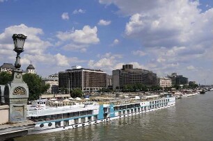 Budapest - Hotelgebäude am Donauufer : Blick von der Kettenbrücke auf die großen Hotelgebäude am Donauufer. Aufgenommen in der City von Budapest am 13. Juni 2011