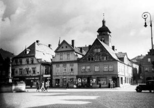 Böhmisch Kamnitz (Ceska Kamenice/Tschechische Republik). Marktplatz. Blick nach Süden, im Hintergrund die Dekanatskirche St.-Jakob der Ältere : Böhmisch Kamnitz (Ceska Kamenice/Tschechische Republik). Marktplatz. Blick nach Süden, im Hintergrund die Dekanatskirche St.-Jakob der Ältere