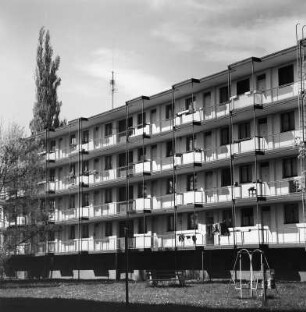 Karlsruhe. Dammerstocksiedlung (1929; W. Gropius). Wohnblock Dammerstockstraße 23