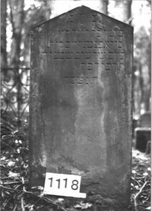Grabstein 1118 (Index: 99899798) Material: Sandstein Zustand: angewittert Maße HxBxT: 106x55x11 cm Beschreibung: Stele mit Dreiecksabschluss: Grabstein 1118
