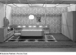 Ausstellungskoje des VEB Möbelkombinat Zeulenroda-Triebes (ZEUTRIE) mit Schlafzimmer