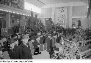 Besucher vor einem Messestand mit Maschinen auf der Ausstellungsfläche der Tschechoslowakei