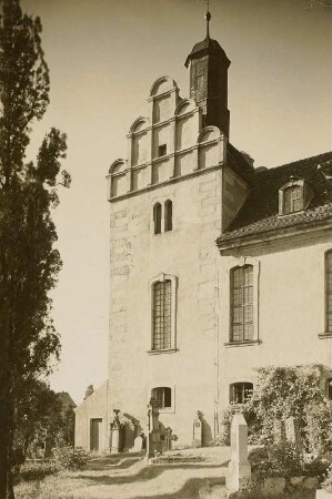 Coswig-Brockwitz, Dorfkirche. Giebelfassade Westturm : Coswig-Brockwitz. Dorfkirche (1737 und älter). Giebelfassade (Welscher Giebel um 1530/1550) und Dachreiter (1737) am Westturm