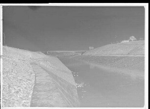 Staustufe Gerlachshausen-Volkach, Umgehungskanal. Wie Bild 336, vom Hochwassersperrtor aus gesehen.