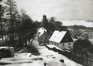 Scharfenstein, Ort und Burg : Scharfenstein. Ortsansicht mit Burg von Osten. Winteraufnahme