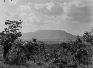 Morogoro-Ebene : Blick über die Morogoro-Ebene in Richtung der nördlichen Ausläufer der Uluguru-Berge
