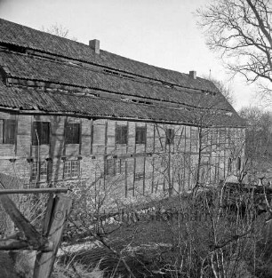 Drahtmühle: Restaurierung: vorn links Holzgeländer: in der Mitte Mühlenbach: dahinter Brücke mit Holzbohlen: dazwischen Sträucher