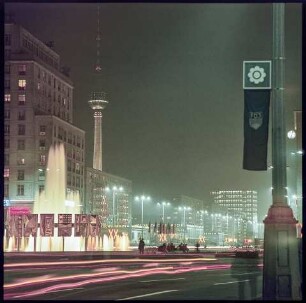 Nachtfotografie vom Strausberger Platz mit Fernsehturm. Farbfoto, 07.10.1969 © Kurt Schwarz.