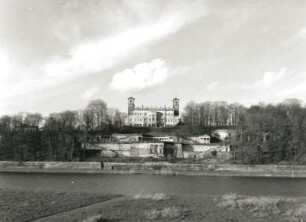 Dresden-Loschwitz, Bautzner Straße 130. Schloss Albrechtsberg (1850/1854; A. H. Lohse). Ansicht von Süden über die Elbe