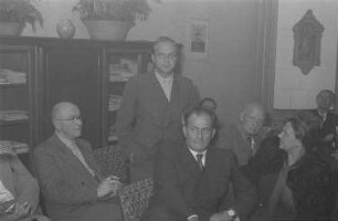60. Geburtstag von Walter Maschke, Generalsekretär der Volksbühne Berlin : Schriftsteller Friedrich Wolf neben der Schauspielerin Steffie Spira und weitere Gäste