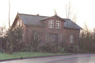 Steinfeld 44: traufständiges Wohnhaus aus Backstein: Straßenfront mit Eingangstür, darüber Zwerchgiebel: Giebelseite: Vorgarten