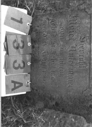 Grabstein 133 (Index: 100008969) Zustand: Vorderseite vollständig verwittert, rechter Rand abgebrochen Maße HxBxT: 65x45x8 cm Besonderheit: Kindergrab: Grabstein 133A