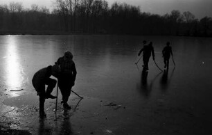 Eishockey-Spielen auf gefrorenem Baggersee.
