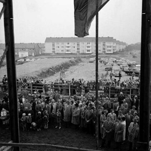 Marktplatz: Richtfest des Rathausgebäude: Gäste, dahinter Wohngebäude der Straße Alter Kirchenweg: Blick vom Rathausgebäude Richtung Westen