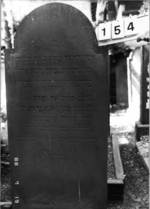 Grabstein 154 (Index: 100094287) Material: Sandstein Zustand: unten abgeblättert Maße HxBxT: 161x69x10 cm Beschreibung: Stele, eingezogener Rundbogenabschluß Besonderheit: gereimter 4-Zeiler: Grabstein 154