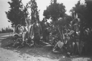 Athen. Zwei Luftwaffenhelferinnen vor Stauden