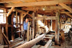 Schneidemühle Meernach mit Müller, Innenaufnahme mit Sägegatter