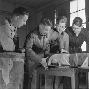 Ausbilder und Lehrlinge bei Borgward mit einem Bauelement, um 1938/1941