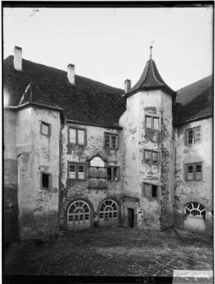Menzingen Schwanenschloss Schlosshof mit Außenansicht der Nordseite des Südflügels