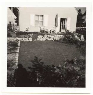 Garten Fröhlich, Kleinmachnow: Terrasse mit Mauer und Stufen