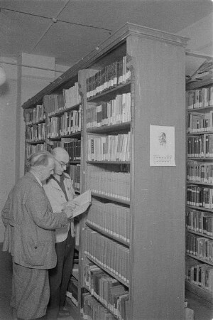 Richard Iselt, Leiter der sorbischen Zentralbibliothek bedient einen Besucher in der Bibliothek. : Nawoda Serbskeje centralneje biblioteki Richard Iselt posłužuje wopytowarja.