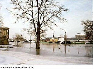 Elbehochwasser. Blick von Hasenberg über überschwemmtes Terrassenufer und Dampferanlegestellen gegen Neustädter Seite