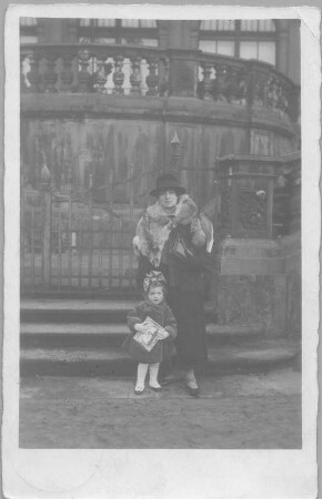 Genja Huebner, geb. Berger, mit Mutter Margarethe am Dresdner Zwinger