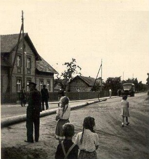 Aufstellen des Maibaumes in Halbendorf : Ort: Brězowka / Halbendorf. Aufstellen des Maibaumes