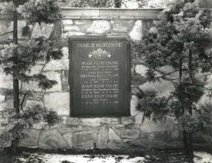 Wandgrabmal der Familie Klotzsche : Wandgrabmal der Familie Klotzsche. Bruchstein, Dioritplatte (ab 1943). Dresden-Neustadt, Albertstadt, Nordfriedhof (Garnisonsfriedhof)