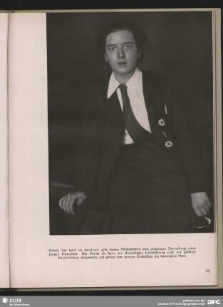 [Junge Frau in Uniform]