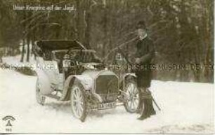 Kronprinz Wilhelm von Preußen als Jäger in bayerischer Tracht vor einem Automobil