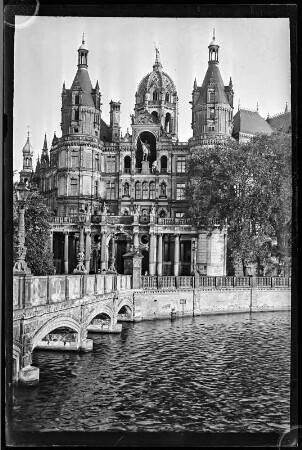 Schwerin. Blick über die Schlossbrücke zum Schloss