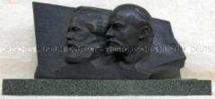 Tischzier mit Porträts von Karl Marx und W. I. Lenin