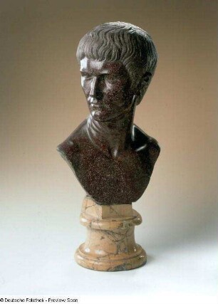 Büste des Kaisers Caligula : Büste des Kaisers Caligula. Porphyr; 46 x 28 x 23 cm (1601/1700). Dresden: Skulpturensammlung Hm 249