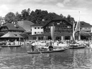 Schönau am Königssee. Hotel Schiffmeister und Bootsanlegestelle. Ansicht vom See
