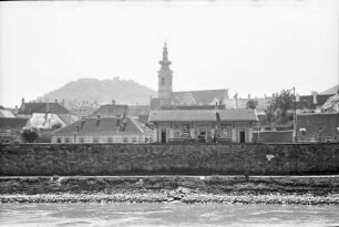 Wien, Österreich: Blick von der Donau auf Kirche und Burgruine [Hainburg]