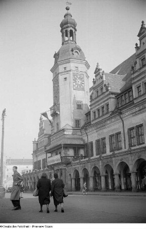 Passanten vor dem Alten Rathaus