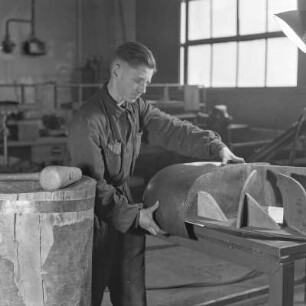 Lehrling bei Borgward mit einem Bauelement, um 1938/1941