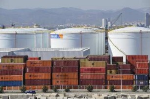 Barcelona - Öltanks und Container : Vor den Öltanks im Hafen sind Container gestapelt. Aufgenommen am 16. Oktober 2009 in Barcelona