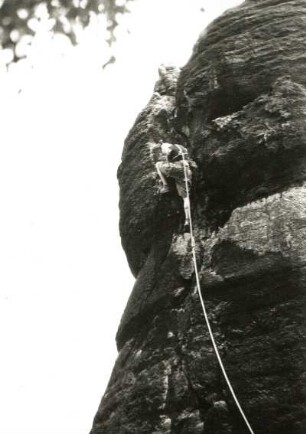 Sächsische Schweiz. Affensteine, Hauptdrilling. Seilschaft G. Walpert am Dietrich-Weg (VIIIa)