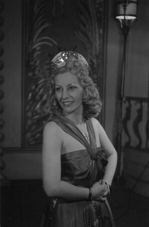 Szenenbilder aus der Operette "Katja, die Tänzerin" im Neuen Schauspielhaus am Nollendorfplatz in Berlin