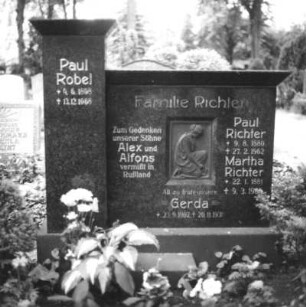 Grabmal der Familie Richter : Grabmal der Familie Richter. Stein, Zinkgußrelief (ab 1931). Dresden-Coschütz, Friedhof