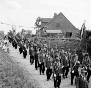 Volks- und Schützenfest: Schützenverein Klein Wesenberg und Umgebung von 1919 e.V.: Festumzug der Schützenvereine
