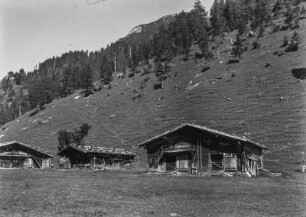 Auf der Alm : Drei Holzhäuser auf der Pletzachalm im Gerntal
