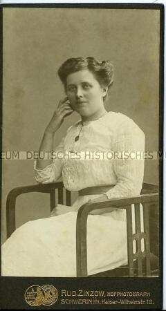 Junge Frau im weißen Kleid, Carte de Visite