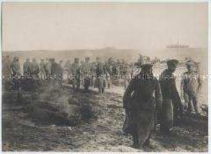 Russische Kriegsgefangene am Landungsplatz nach der Besetzung der Insel Oesel